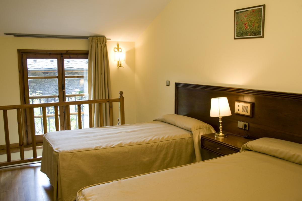 Hotel Santa Barbara De La Vall D'Ордино Экстерьер фото