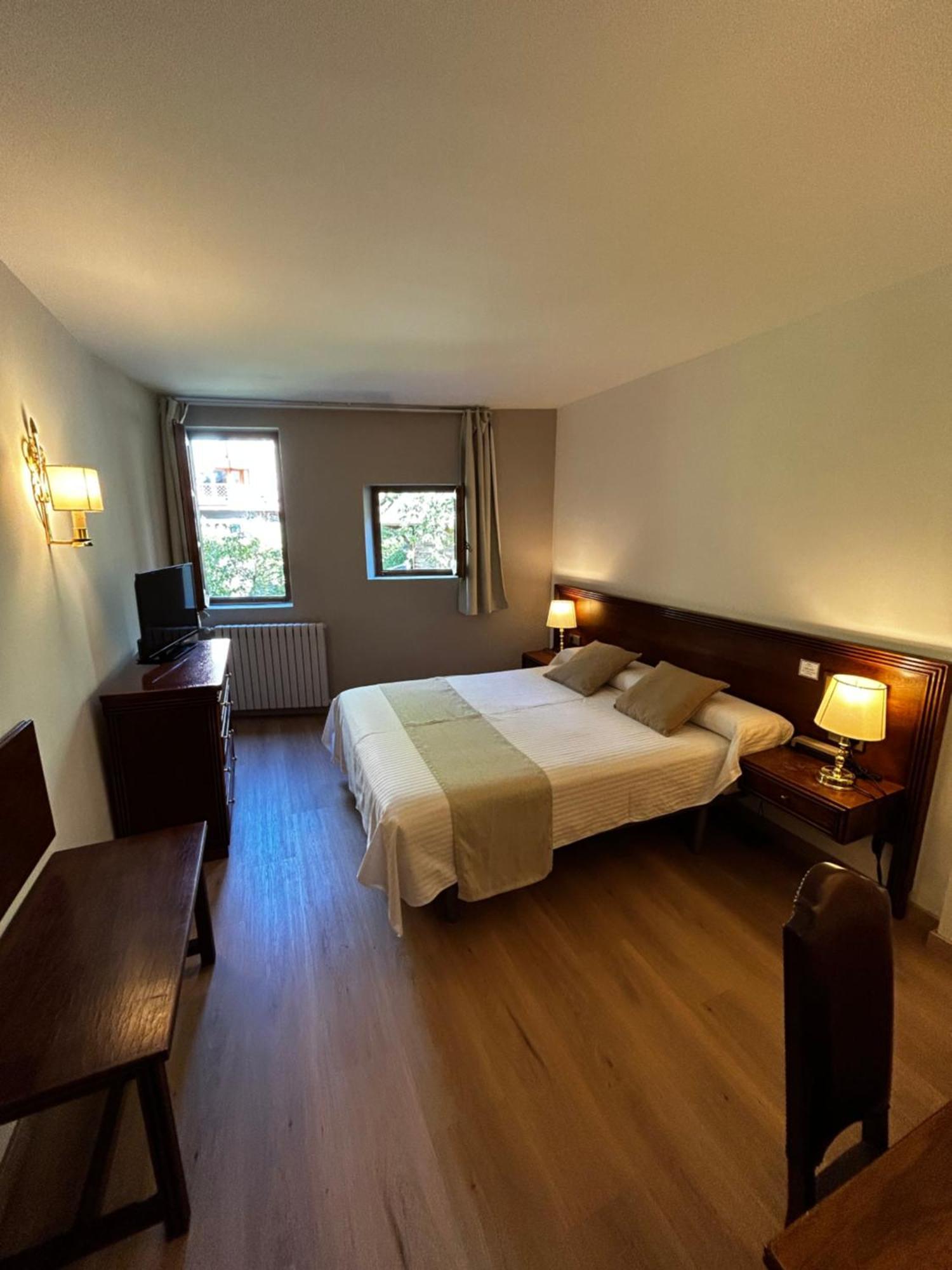 Hotel Santa Barbara De La Vall D'Ордино Экстерьер фото