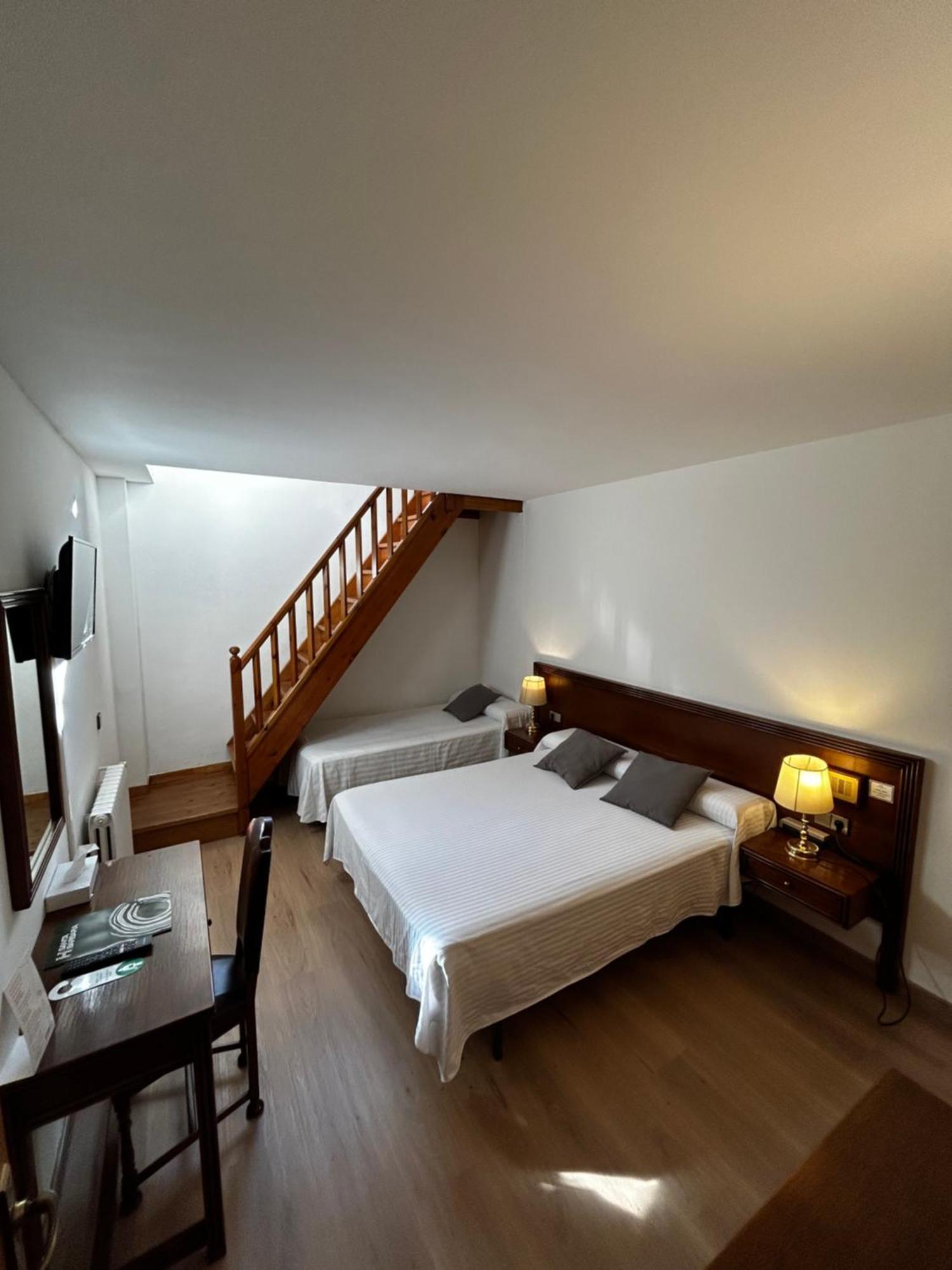 Hotel Santa Barbara De La Vall D'Ордино Экстерьер фото