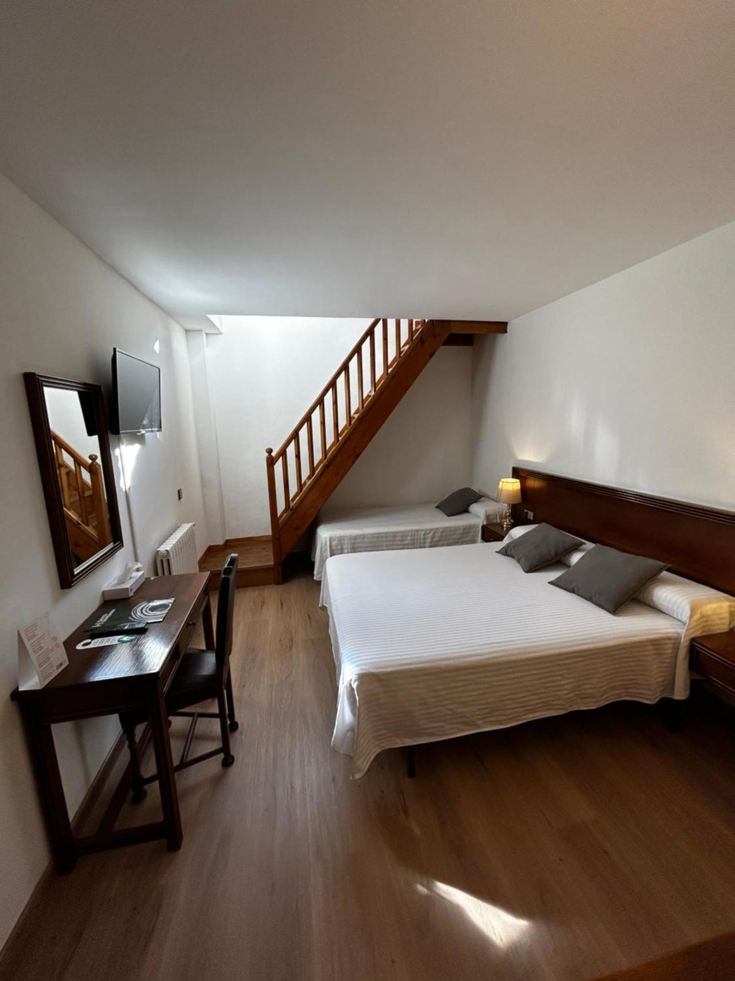 Hotel Santa Barbara De La Vall D'Ордино Экстерьер фото