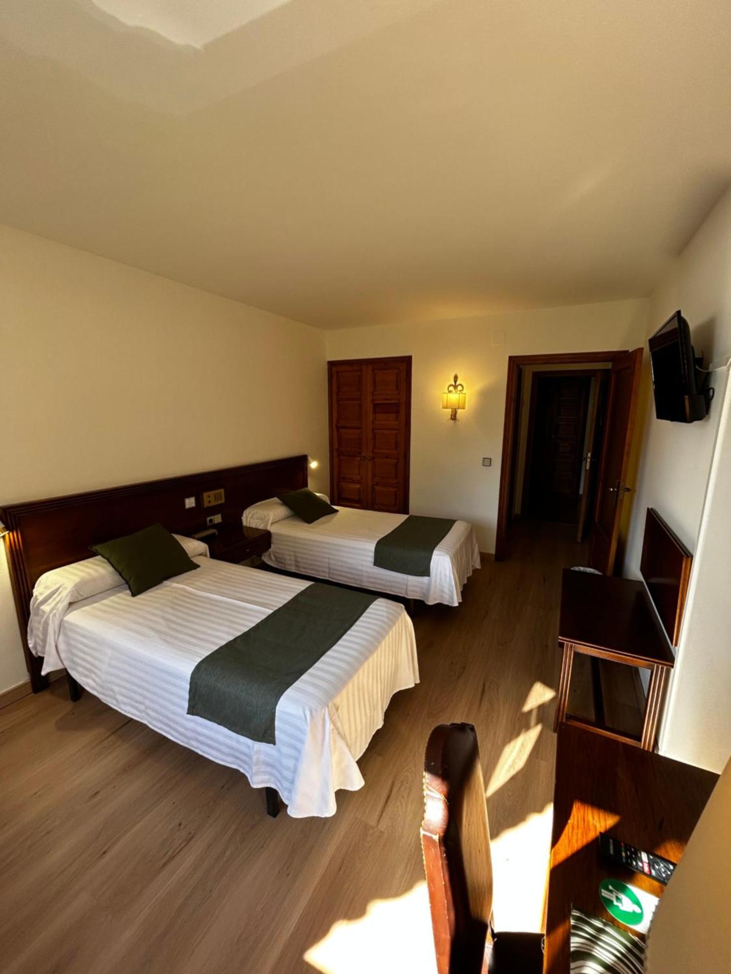 Hotel Santa Barbara De La Vall D'Ордино Экстерьер фото