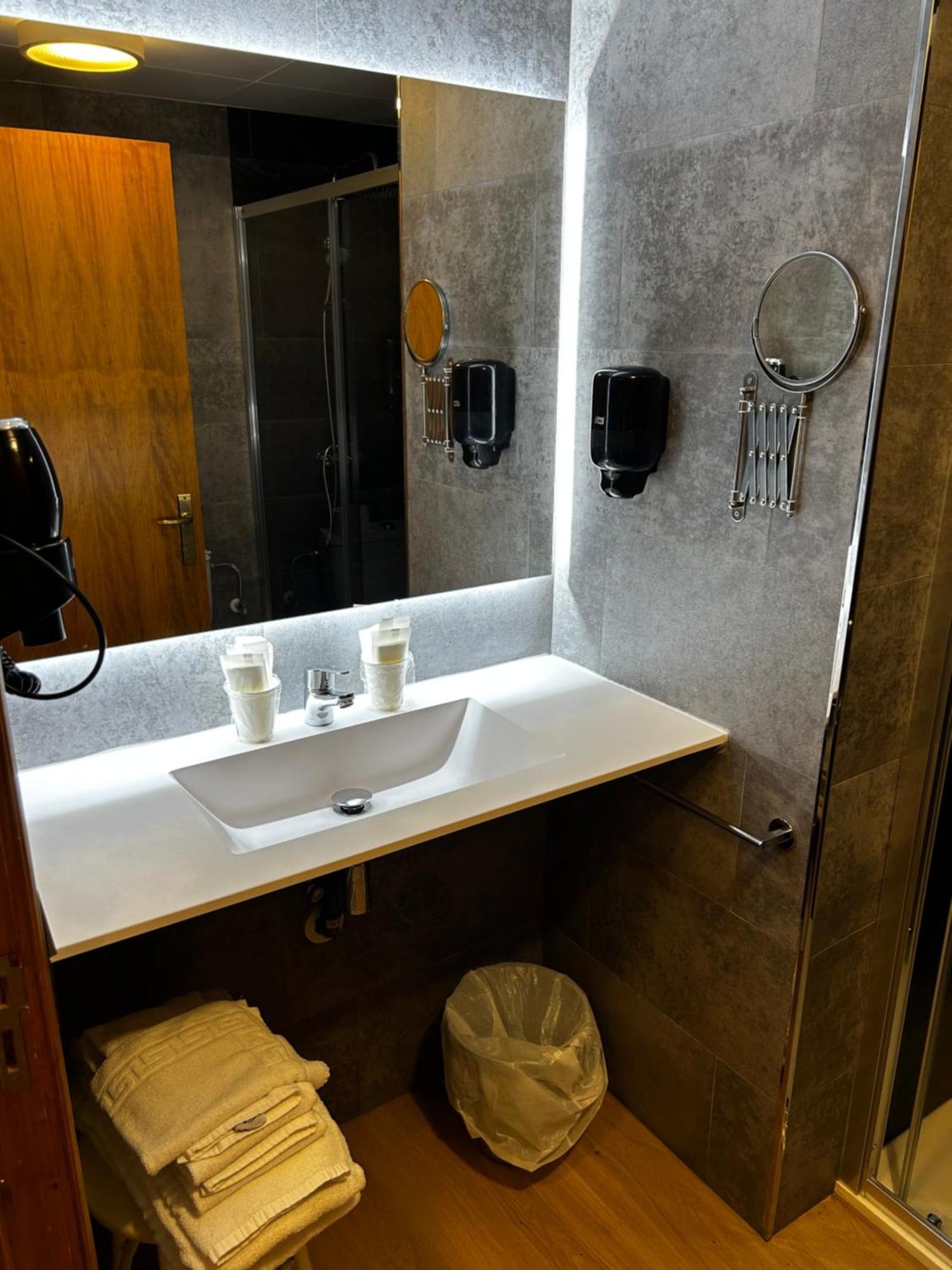 Hotel Santa Barbara De La Vall D'Ордино Экстерьер фото