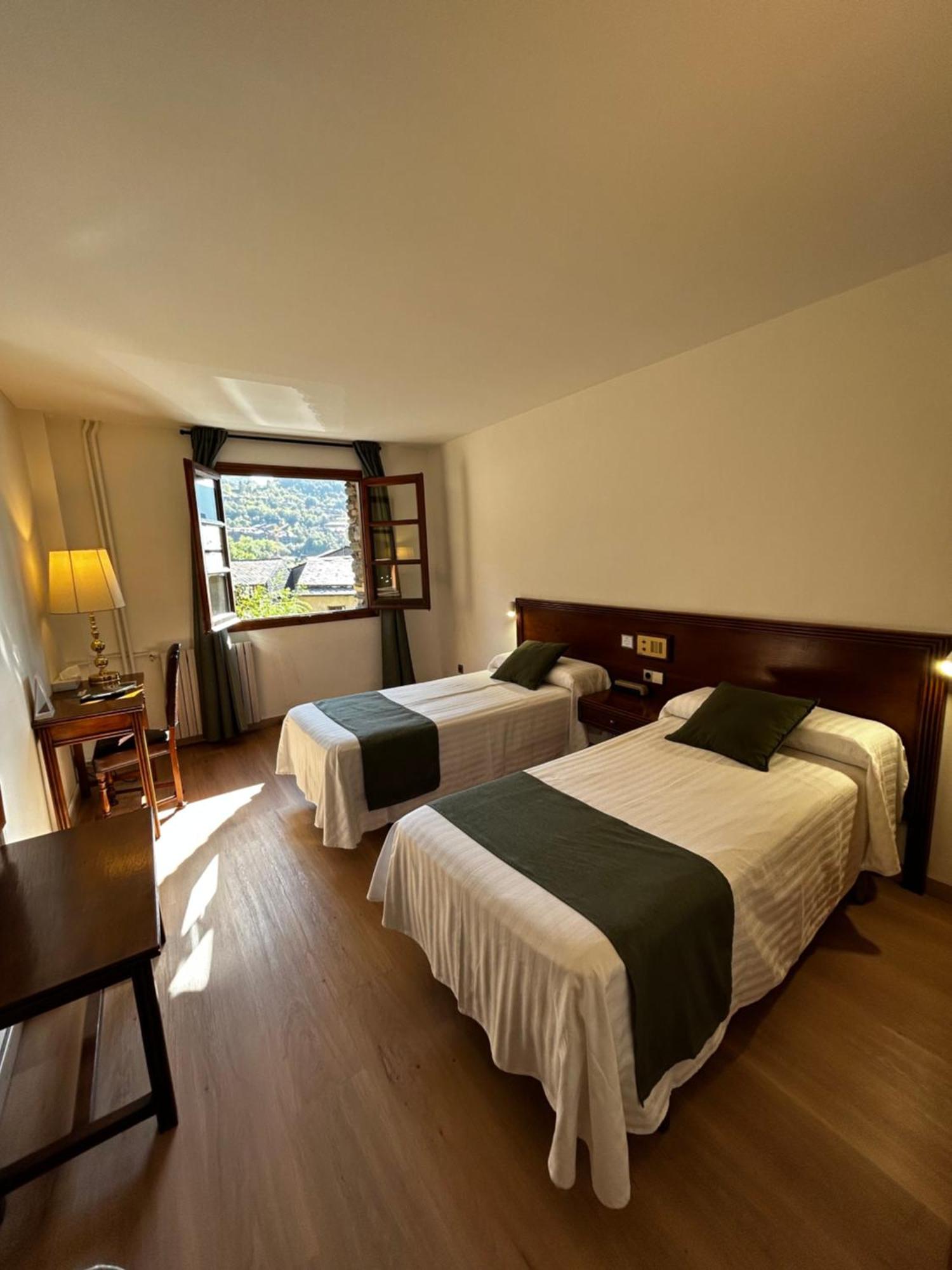 Hotel Santa Barbara De La Vall D'Ордино Экстерьер фото