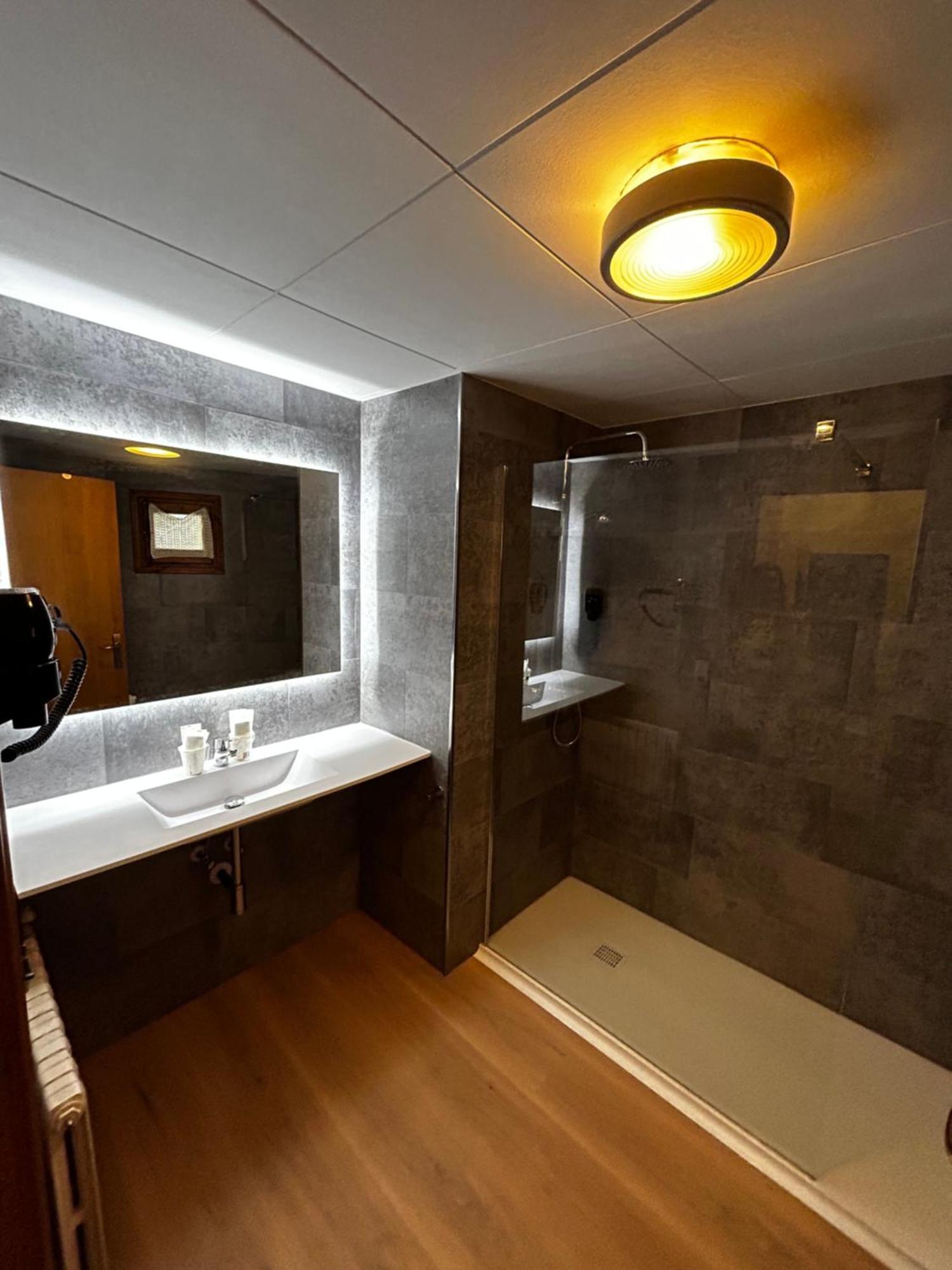 Hotel Santa Barbara De La Vall D'Ордино Экстерьер фото