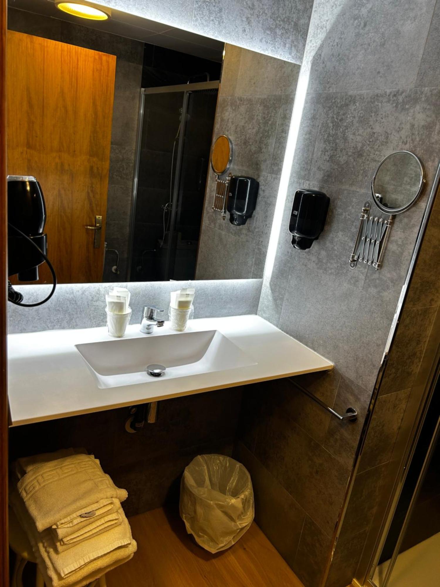 Hotel Santa Barbara De La Vall D'Ордино Экстерьер фото