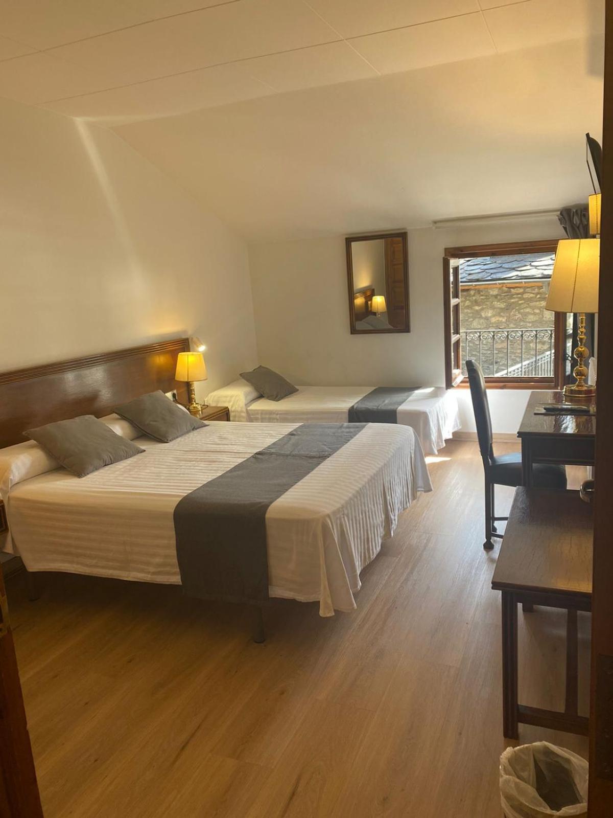 Hotel Santa Barbara De La Vall D'Ордино Экстерьер фото