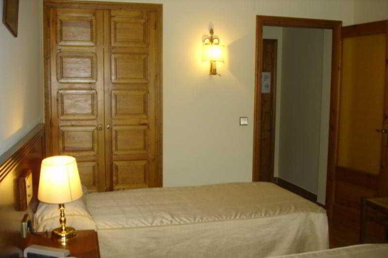Hotel Santa Barbara De La Vall D'Ордино Экстерьер фото