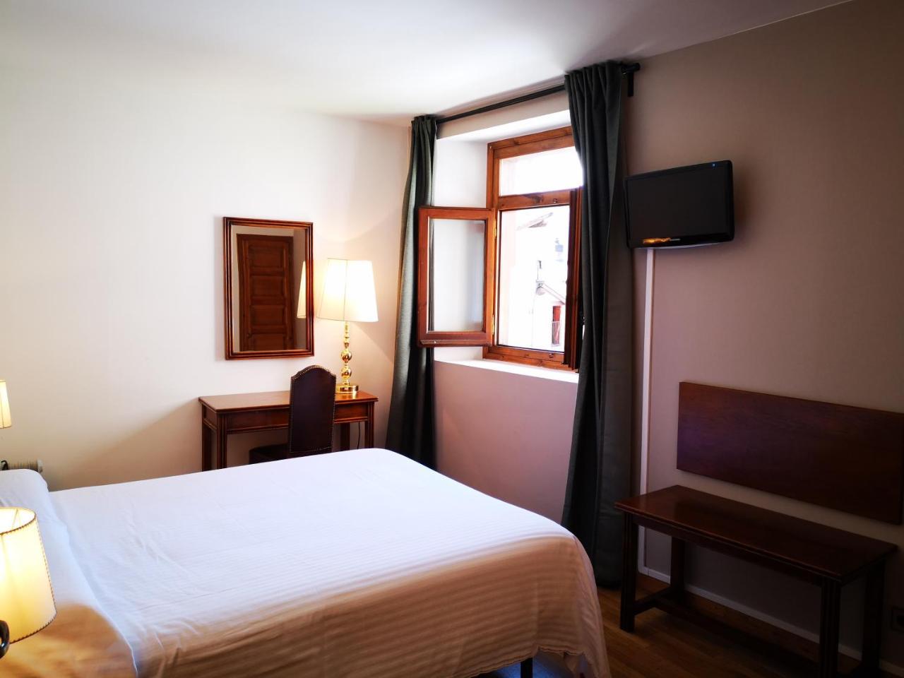 Hotel Santa Barbara De La Vall D'Ордино Экстерьер фото