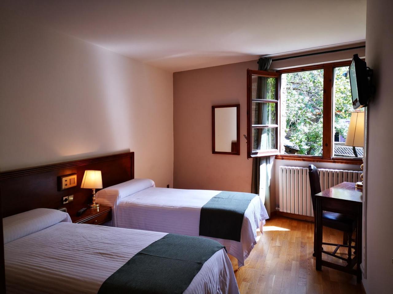 Hotel Santa Barbara De La Vall D'Ордино Экстерьер фото