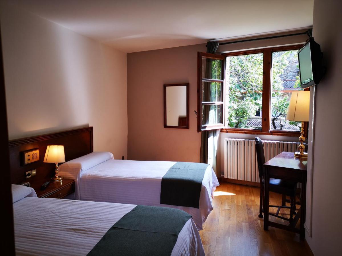 Hotel Santa Barbara De La Vall D'Ордино Экстерьер фото